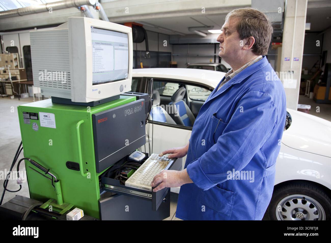 Maestro artigiano della meccanica dei veicoli a motore e docente della Scuola Master Craftmans della camera delle piccole industrie e dei commercianti qualificati performi Foto Stock