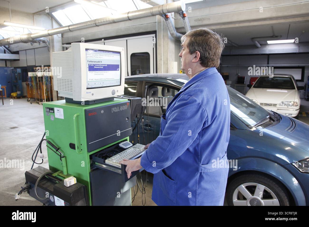 Maestro artigiano della meccanica dei veicoli a motore e docente della Scuola Master Craftmans della camera delle piccole industrie e dei commercianti qualificati performi Foto Stock