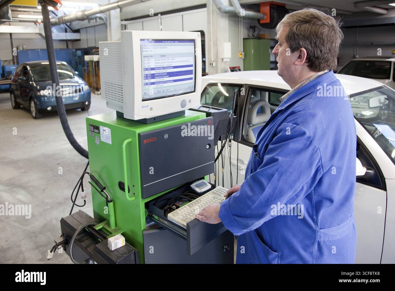 Maestro artigiano della meccanica dei veicoli a motore e docente della Scuola Master Craftmans della camera delle piccole industrie e dei commercianti qualificati performi Foto Stock