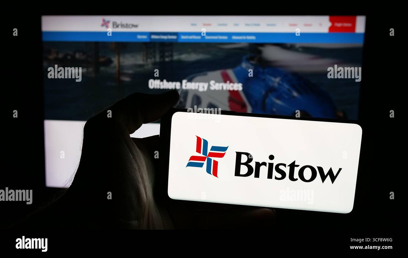 Stoccarda, Germania - 14-08-2025: Persona che possiede un telefono cellulare con il logo della società statunitense di elicotteri Bristow Group Inc. Sullo schermo davanti alla pagina web. Foto Stock