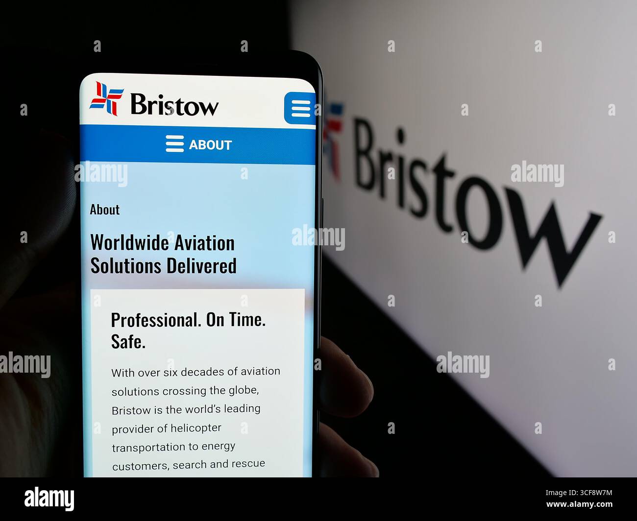 Stoccarda, Germania - 14-08-2025: Persona che tiene il cellulare con pagina web della società statunitense di elicotteri Bristow Group Inc. Sullo schermo davanti al logo. Foto Stock