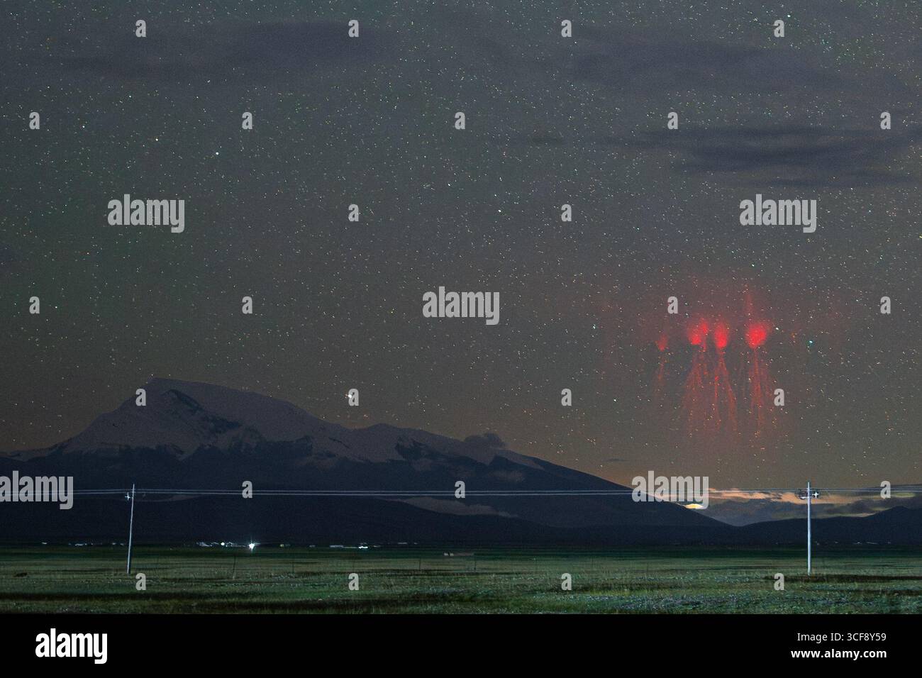 Tianjin. 21 agosto 2025. Questa foto scattata il 21 agosto 2025 mostra un raro fenomeno dei fulmini rossi noto come "sprite rossi" catturato vicino al Monte Kangrinboqe, un sito sacro per i seguaci dell'induismo e del buddismo situato a un'altitudine di 6.656 metri nella regione autonoma di Xizang, nella Cina sud-occidentale. PER ACCOMPAGNARE IL "raro fulmine rosso" fotografato nello Xizang di SW China Credit: Chang Dongsheng/Xinhua/Alamy Live News Foto Stock