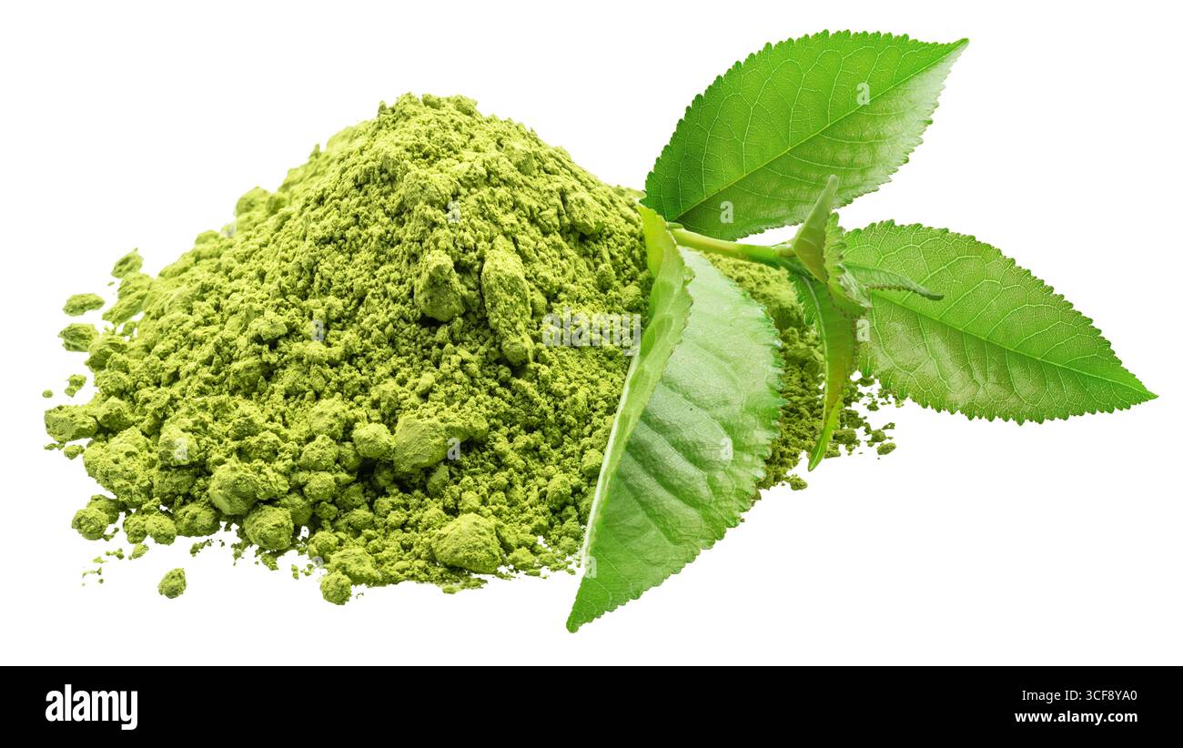 Tè Matcha, polvere finemente macinata e foglie di tè verde su sfondo bianco. Il file contiene il percorso di ritaglio. Foto Stock