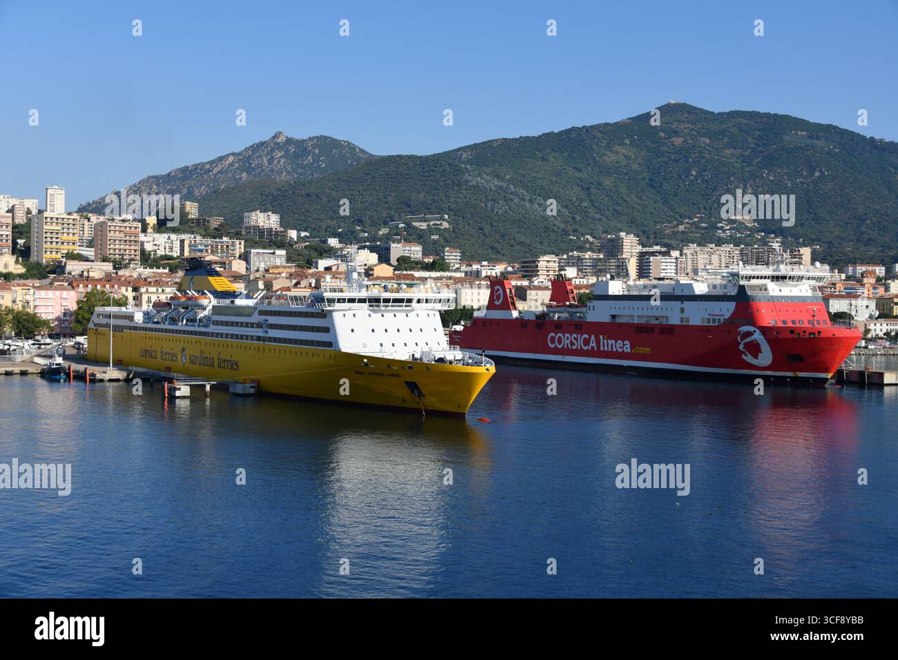 Due traghetti Corsica Ferries al porto di Ajaccio nella capitale dell'isola francese del Mediterraneo Foto Stock