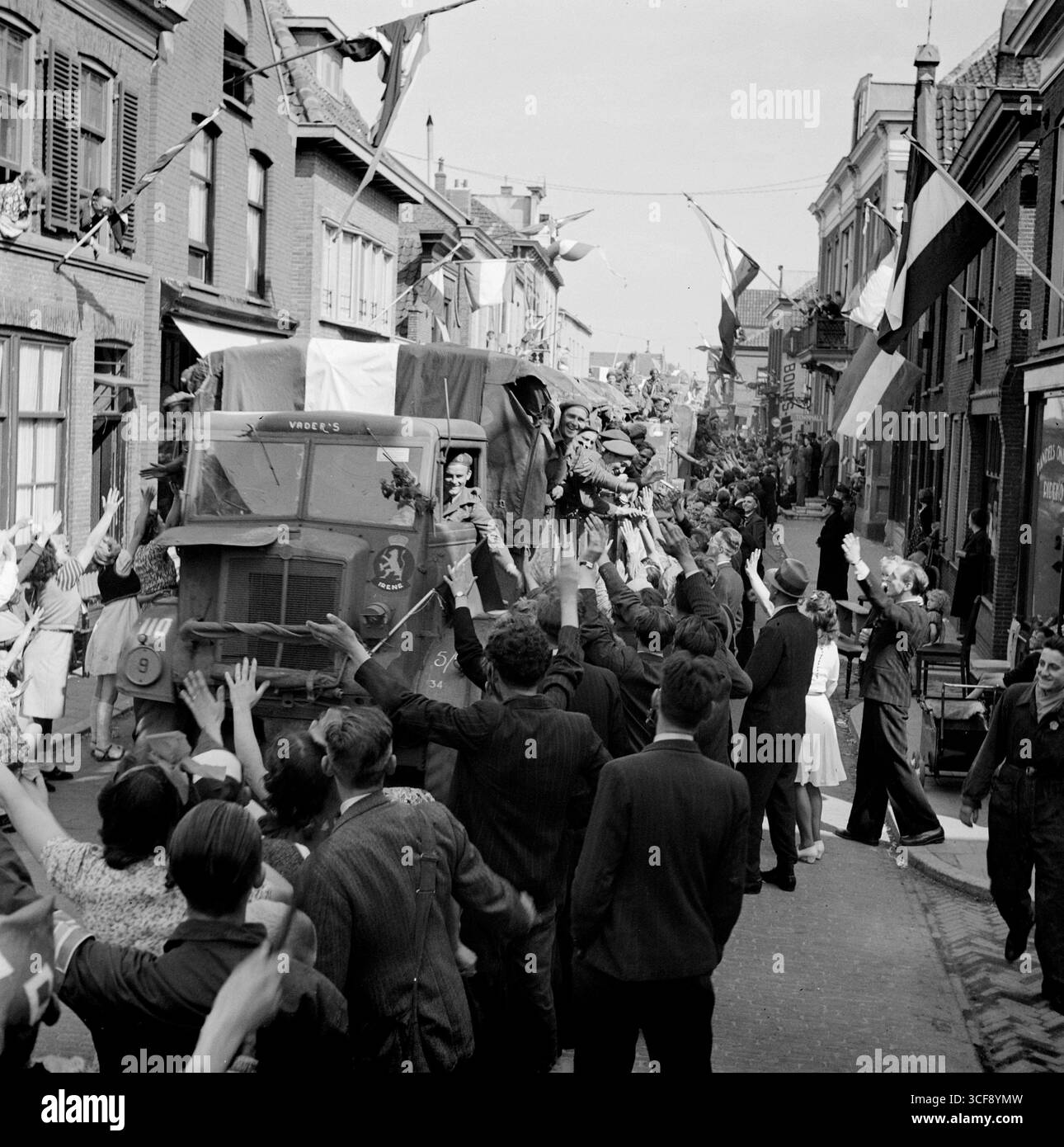 BODEGRAVEN, PAESI BASSI - 08 maggio 1945 - Gioia della Liberazione...la Brigata della Principessa Irene durante una parata di vittoria attraverso Van Tolstraat a Bodegraven Foto Stock