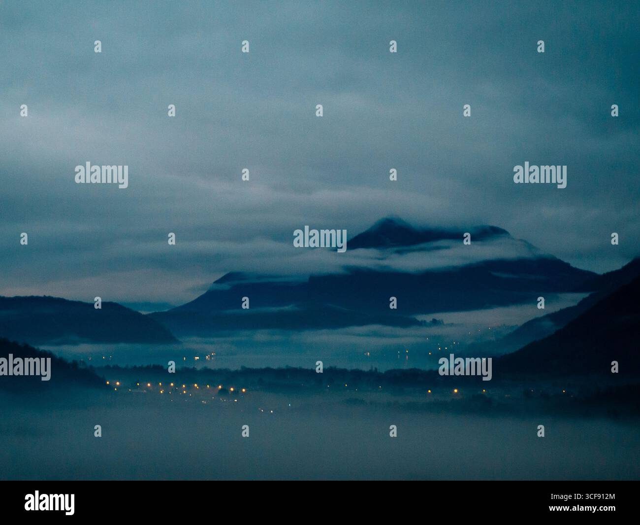 Colline della campagna francese, misteriosi alberi verdi scuri e forma in un'atmosfera nuvolosa Foto Stock
