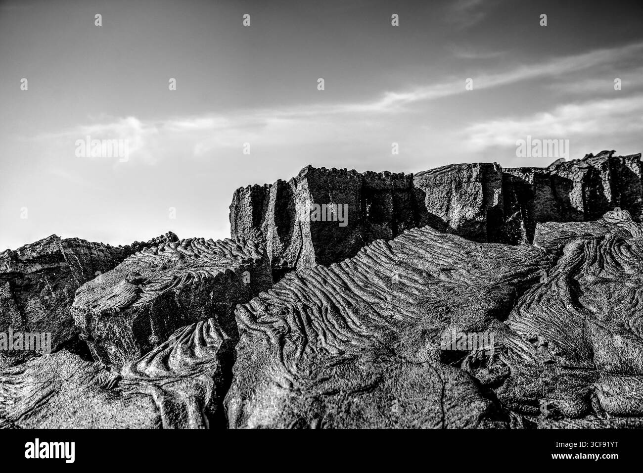 Paesaggio vulcanico e acque turchesi della baia di Sullivan sull'isola di Santiago, Isole Galápagos, Ecuador. Foto Stock