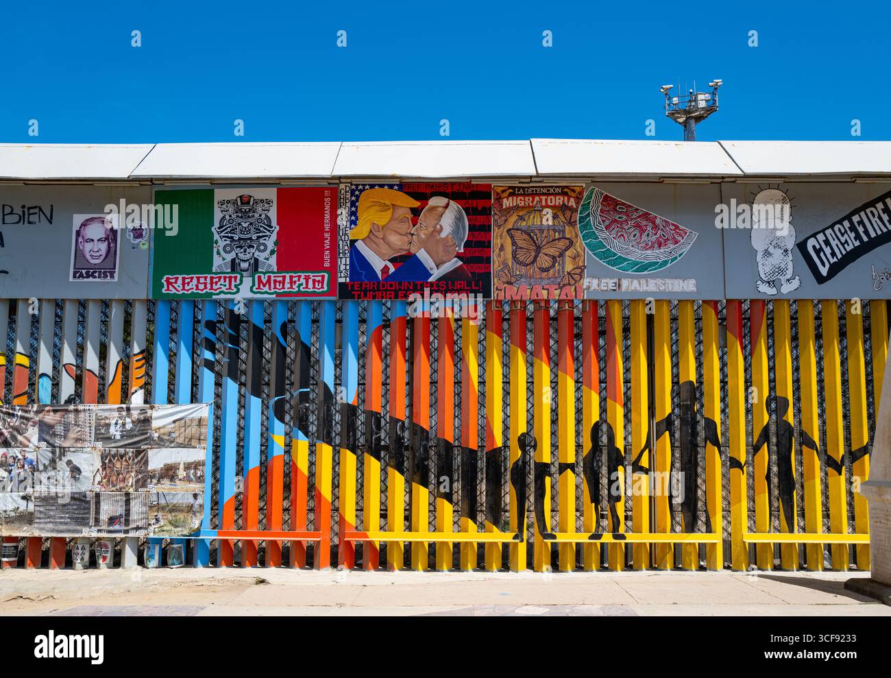 Muro di confine messicano-statunitense a Plays de Tijuana dipinto con murales e immagini, tra cui Pres.Trump che bacia il primo ministro Netanyahu che chiede che wals venga abbattuto Foto Stock