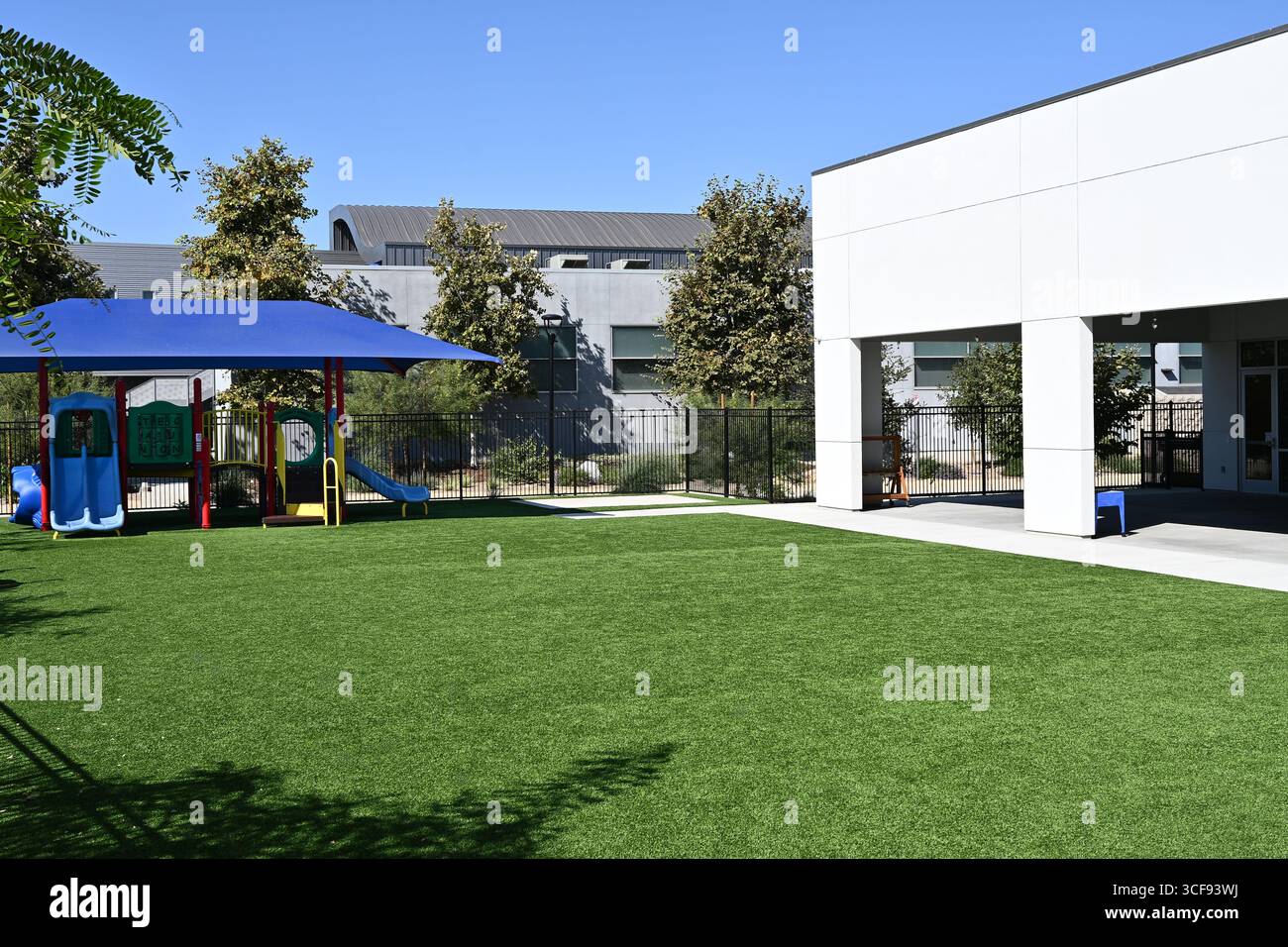 TUSTIN, CALIFORNIA - 18 agosto 2025: Area giochi presso la Goddard School, leader nell'educazione della prima infanzia nel campus ATEP. Foto Stock