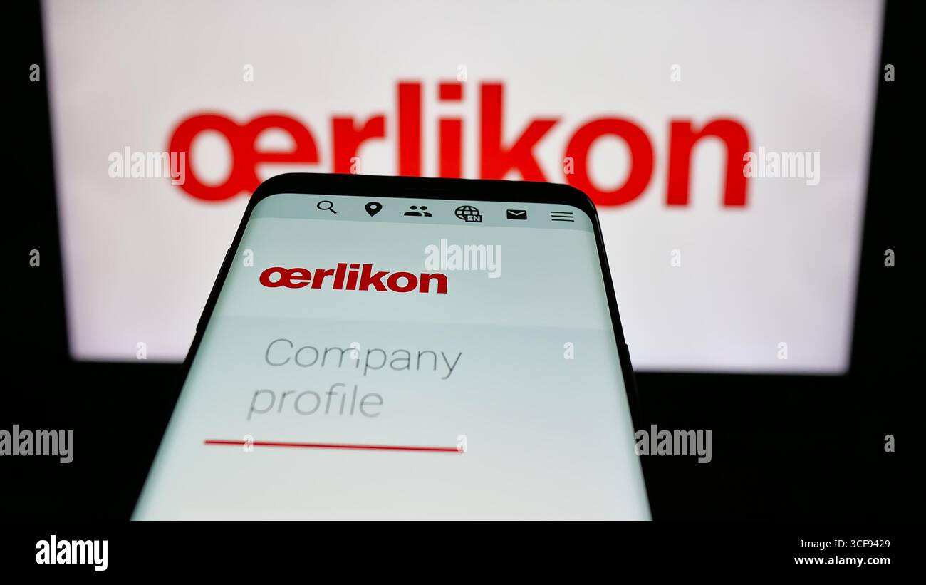 Stoccarda, Germania - 20-08-2025: Telefono cellulare con sito web della società svizzera OC Oerlikon Corporation AG sullo schermo davanti al logo. Foto Stock