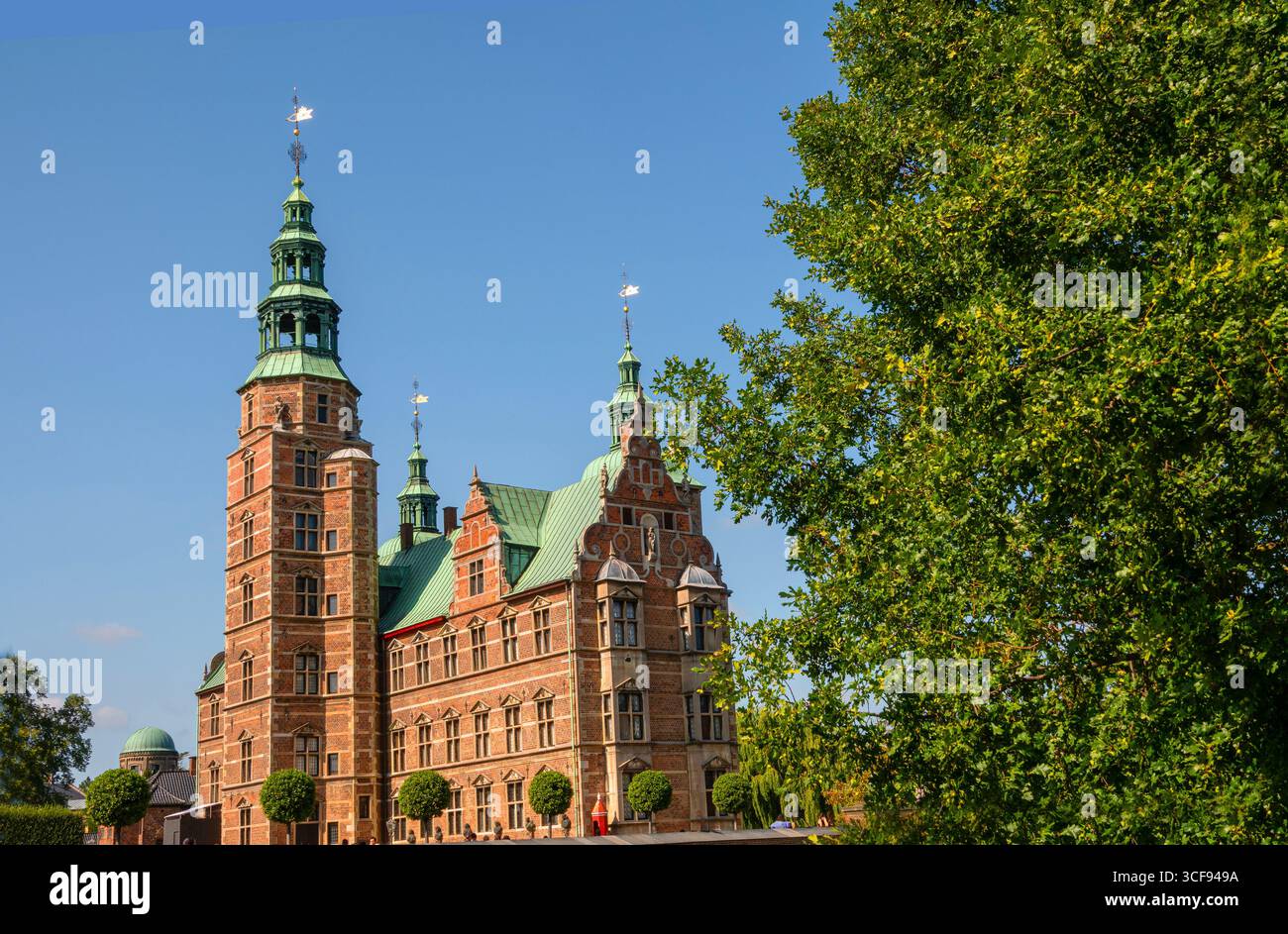 Il fiabesco castello rinascimentale di Rosenborg a Copenaghen, Danimarca, visto dal giardino dei Re. Il castello espone le collezioni reali. Foto Stock