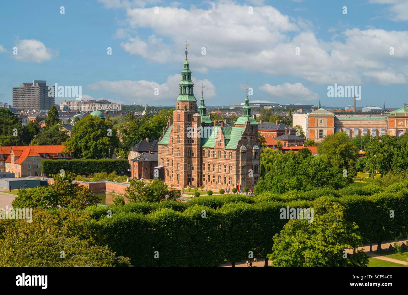 Vista aerea del castello rinascimentale di Rosenborg e del giardino dei re a Copenaghen, Danimarca. Il castello espone le collezioni reali. Foto Stock
