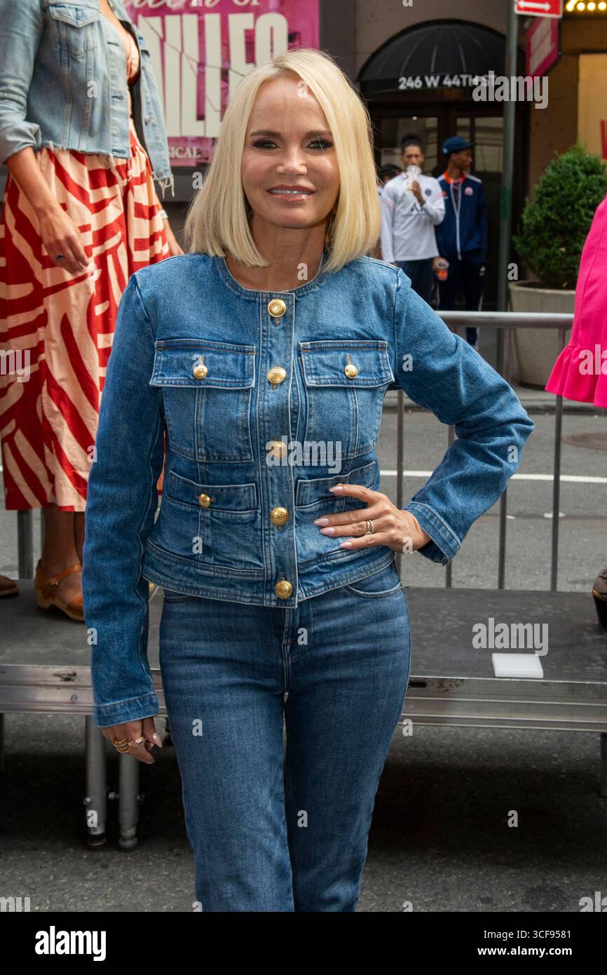 19 agosto 2025, New York, New York, Stati Uniti: KRISTIN CHENOWETH, per aiutare a introdurre il cast del nuovo spettacolo di Broadway, Queen of Versailles al St. James Theatre di New York. (Immagine di credito: © Eric Acquaye/ZUMA Press Wire/) SOLO PER USO EDITORIALE! Non per USO commerciale! Foto Stock