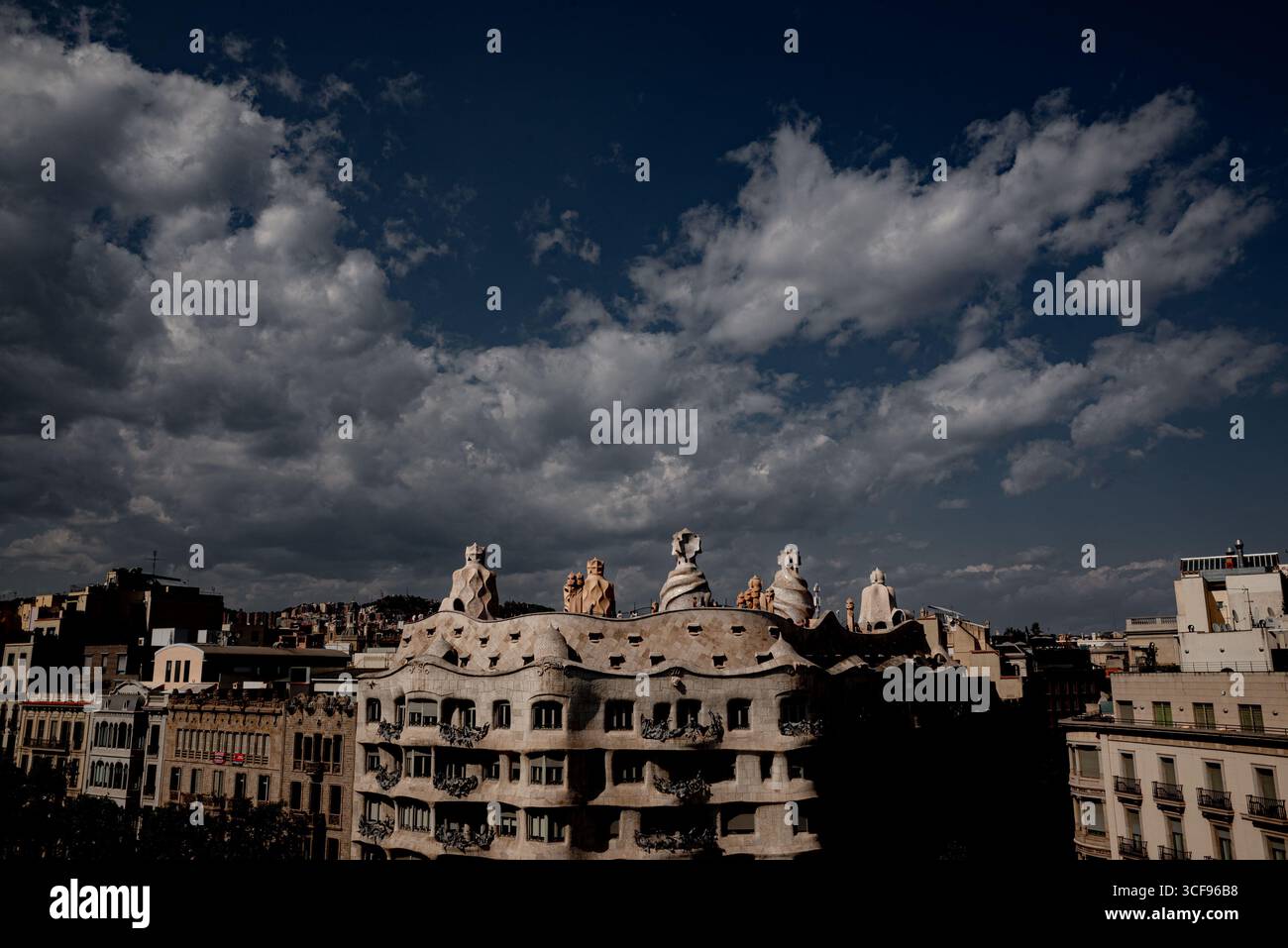 Vista sopraelevata del tetto de la Pedrera, o Casa Milà, un edificio modernista sul viale Passeig de Gràcia di Barcellona, progettato dall'architetto catalano Foto Stock