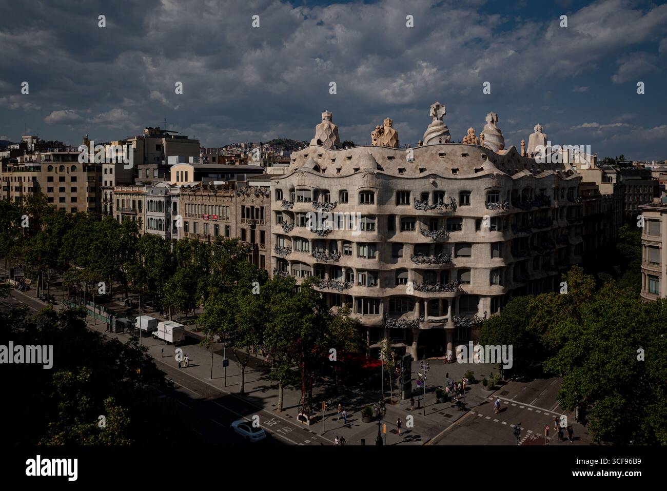 Vista sopraelevata di la Pedrera, o Casa Mila, un edificio modernista nel viale Passeig de Gracia di Barcellona, progettato dall'architetto catalano Antoni Gaud Foto Stock