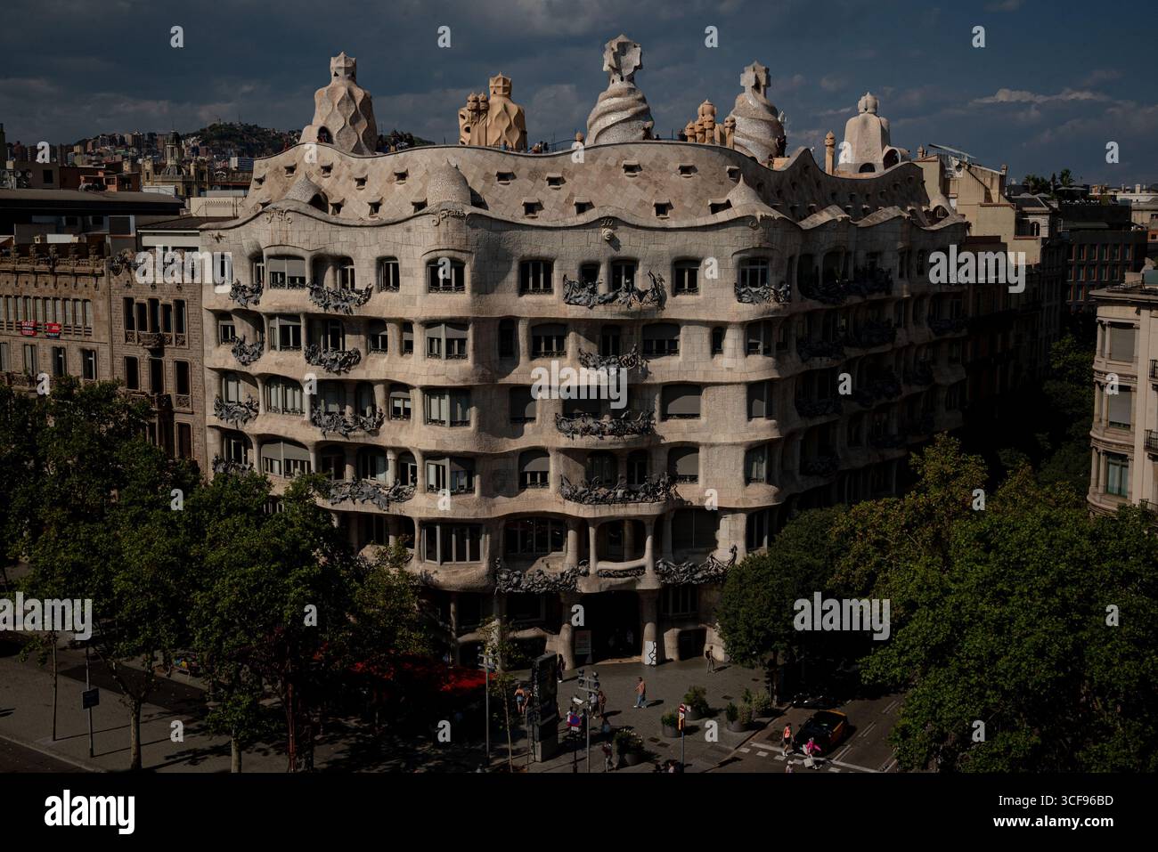 Vista sopraelevata di la Pedrera, o Casa Mila, un edificio modernista nel viale Passeig de Gracia di Barcellona, progettato dall'architetto catalano Antoni Gaud Foto Stock