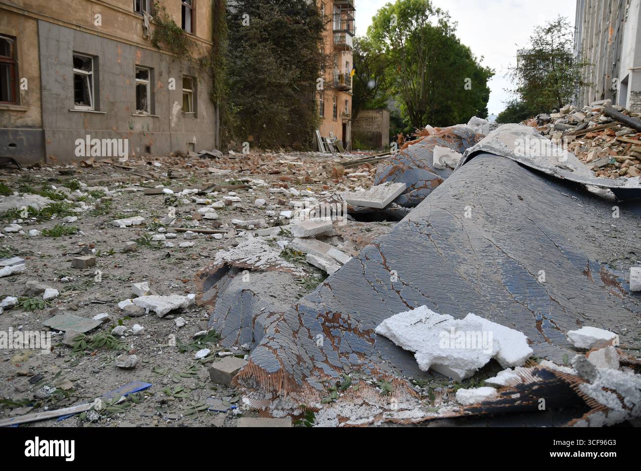 Leopoli, Ucraina, 21 agosto 2025. Una vista di distruzione nella zona dopo un bombardamento russo. Come risultato dell'attacco, una persona è stata uccisa e altri tre residenti sono rimasti feriti in vari gradi. L'esplosione ha danneggiato decine di case. Anche i locali e i veicoli non residenziali sono stati interessati. Foto Stock