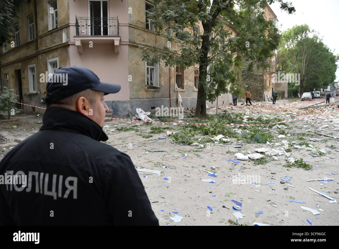 Leopoli, Ucraina, 21 agosto 2025. Una vista di distruzione nella zona dopo un bombardamento russo. Come risultato dell'attacco, una persona è stata uccisa e altri tre residenti sono rimasti feriti in vari gradi. L'esplosione ha danneggiato decine di case. Anche i locali e i veicoli non residenziali sono stati interessati. Foto Stock