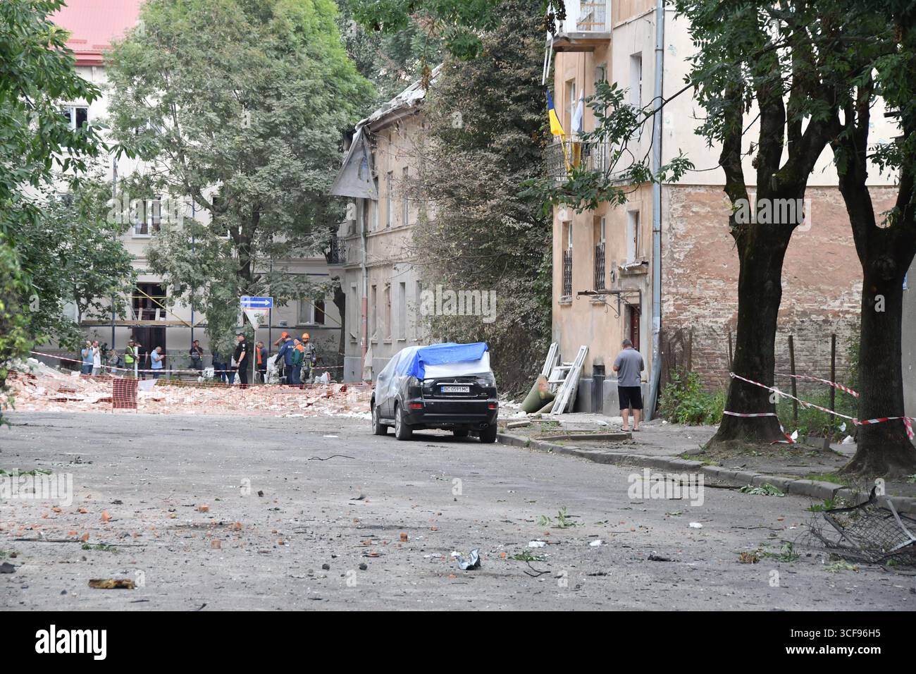 Leopoli, Ucraina, 21 agosto 2025. Una vista di distruzione nella zona dopo un bombardamento russo. Come risultato dell'attacco, una persona è stata uccisa e altri tre residenti sono rimasti feriti in vari gradi. L'esplosione ha danneggiato decine di case. Anche i locali e i veicoli non residenziali sono stati interessati. Foto Stock
