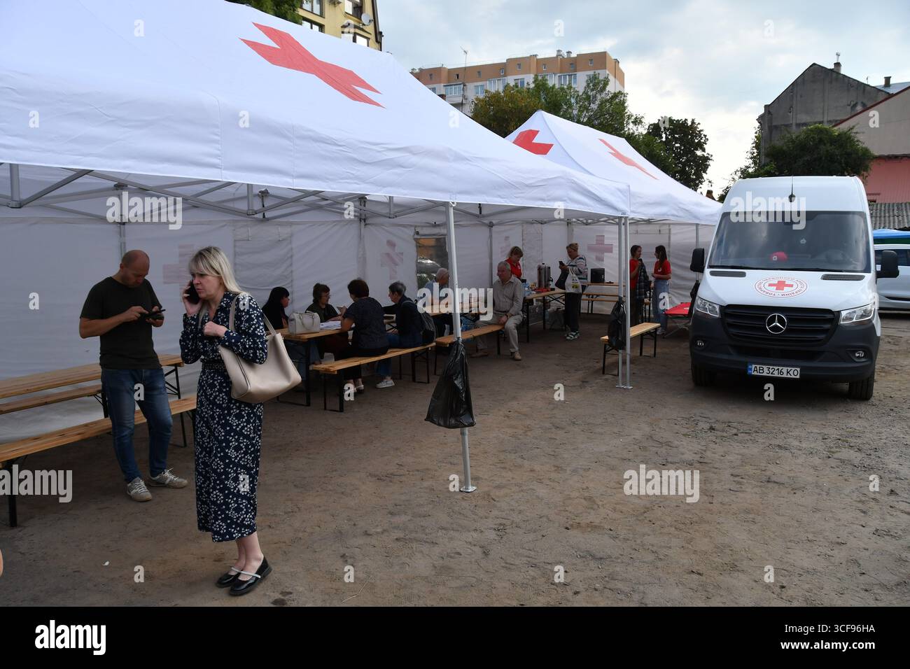 Leopoli, Ucraina, 21 agosto 2025. Una vista di distruzione nella zona dopo un bombardamento russo. Come risultato dell'attacco, una persona è stata uccisa e altri tre residenti sono rimasti feriti in vari gradi. L'esplosione ha danneggiato decine di case. Anche i locali e i veicoli non residenziali sono stati interessati. Foto Stock