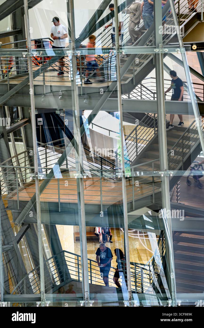 Visitatori su una scala interna nell'aitrio del Museo Guggenheim di Bilbao, Spagna settentrionale, Foto Stock