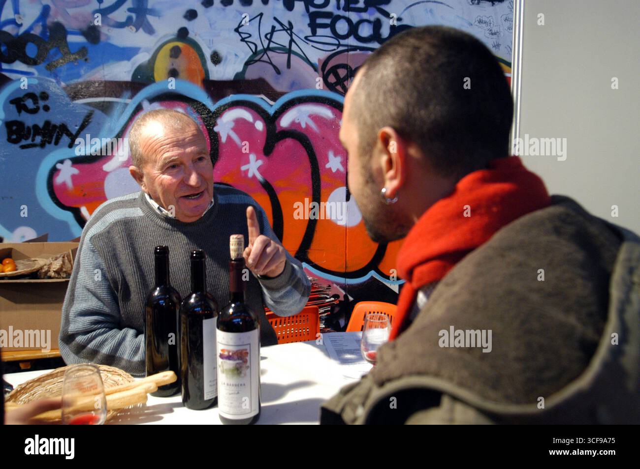 - centro sociale Leoncavallo, 'Critical Wine', mostra e mercato dei vini di piccoli produttori indipendenti....- centro sociale Leoncavallo, 'Critical Wine', mostra e mercato vini di piccoli produttori indipendenti Foto Stock