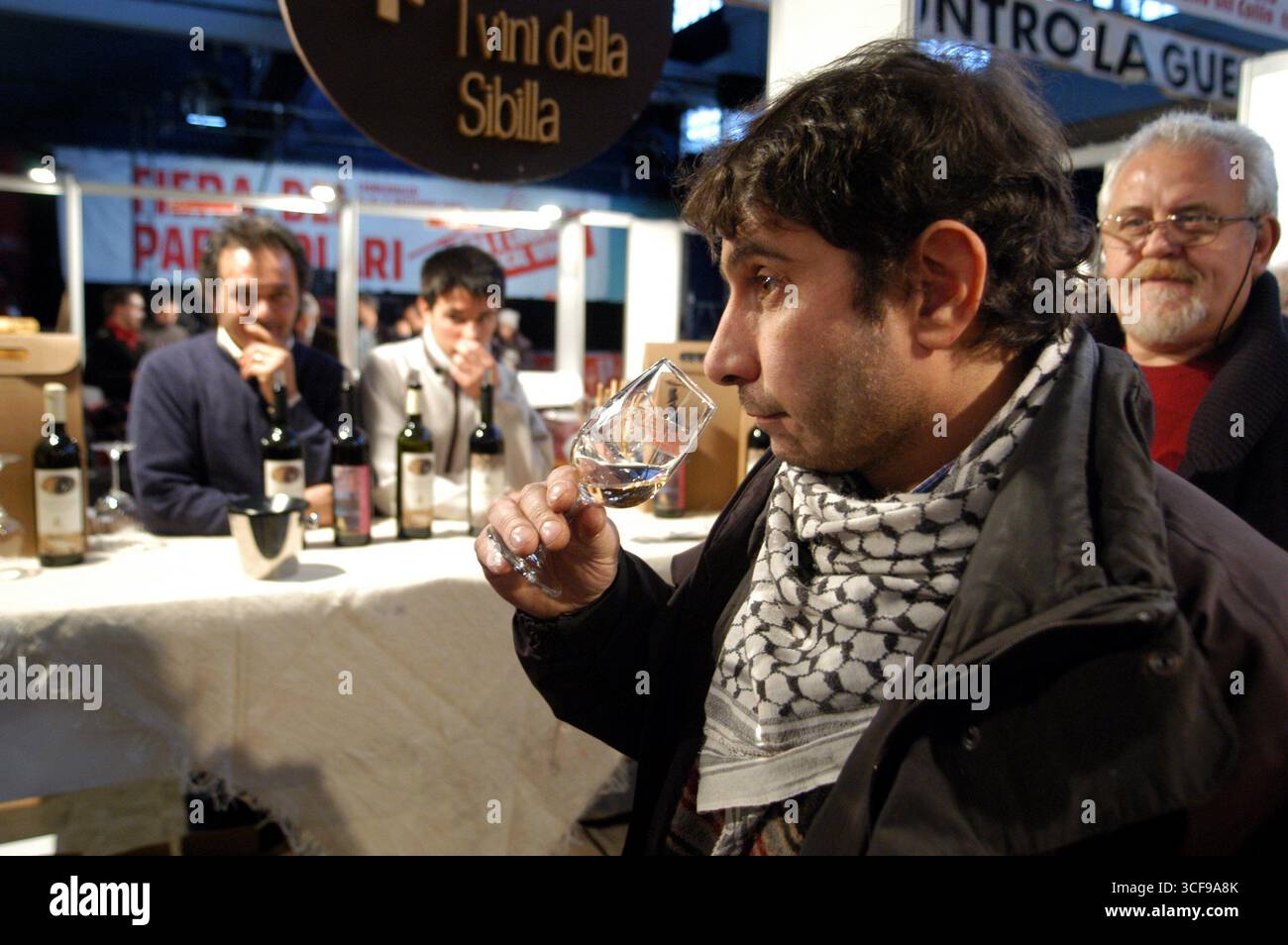 - centro sociale Leoncavallo, 'Critical Wine', mostra e mercato dei vini di piccoli produttori indipendenti....- centro sociale Leoncavallo, 'Critical Wine', mostra e mercato vini di piccoli produttori indipendenti Foto Stock