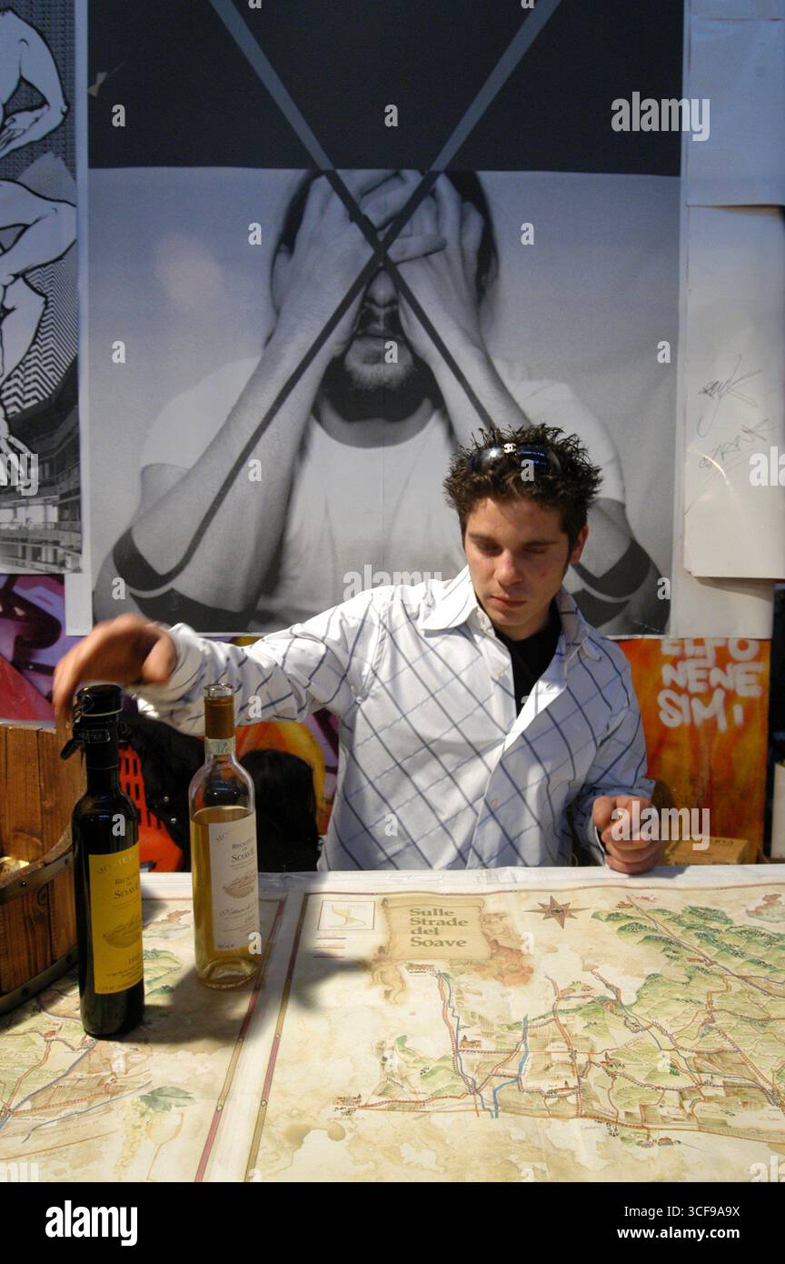 - centro sociale Leoncavallo, 'Critical Wine', mostra e mercato dei vini di piccoli produttori indipendenti....- centro sociale Leoncavallo, 'Critical Wine', mostra e mercato vini di piccoli produttori indipendenti Foto Stock