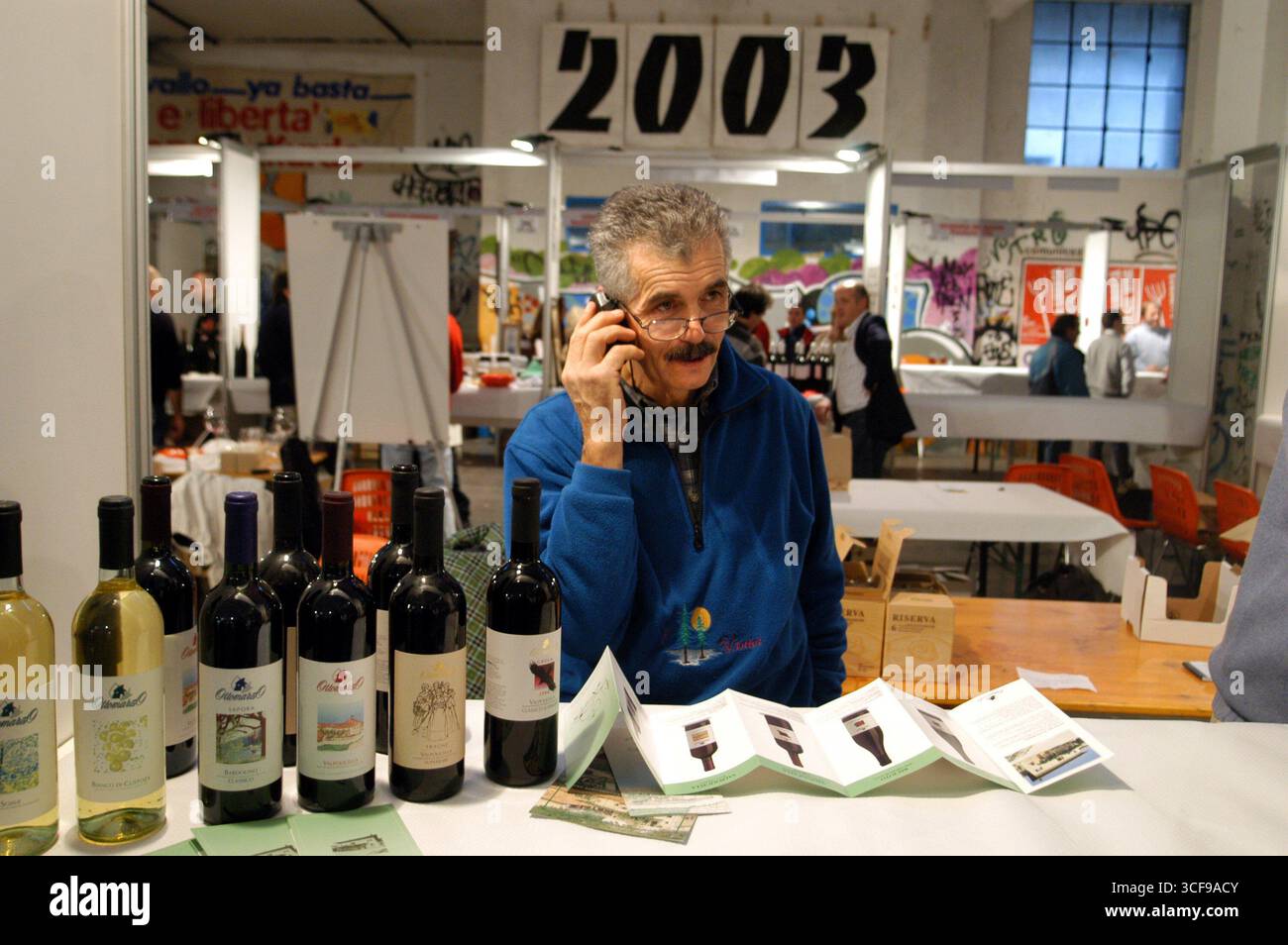 - centro sociale Leoncavallo, 'Critical Wine', mostra e mercato dei vini di piccoli produttori indipendenti....- centro sociale Leoncavallo, 'Critical Wine', mostra e mercato vini di piccoli produttori indipendenti Foto Stock