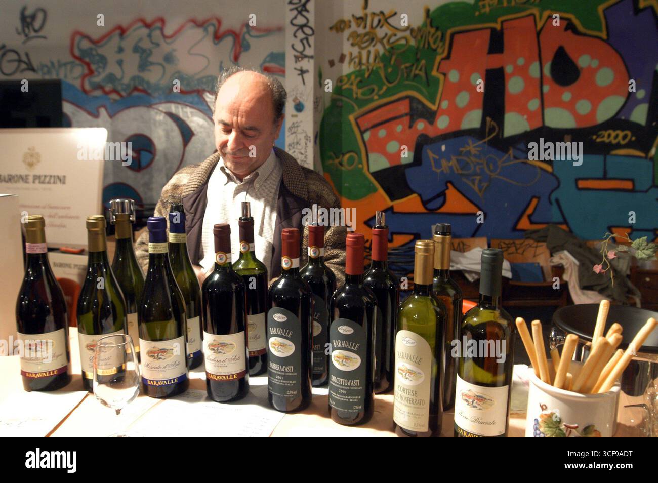 - centro sociale Leoncavallo, 'Critical Wine', mostra e mercato dei vini di piccoli produttori indipendenti....- centro sociale Leoncavallo, 'Critical Wine', mostra e mercato vini di piccoli produttori indipendenti Foto Stock