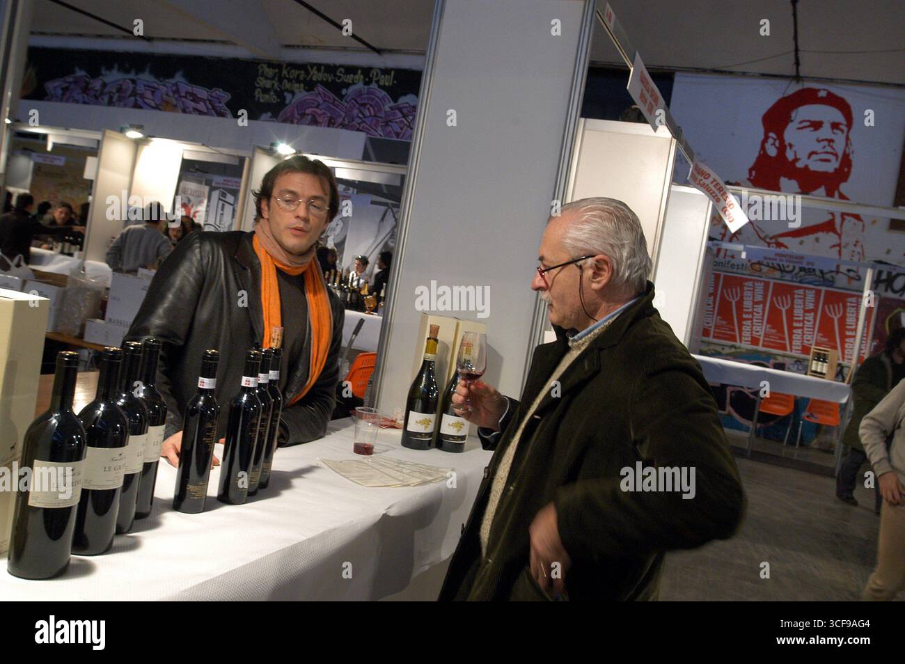 - centro sociale Leoncavallo, 'Critical Wine', mostra e mercato dei vini di piccoli produttori indipendenti....- centro sociale Leoncavallo, 'Critical Wine', mostra e mercato vini di piccoli produttori indipendenti Foto Stock