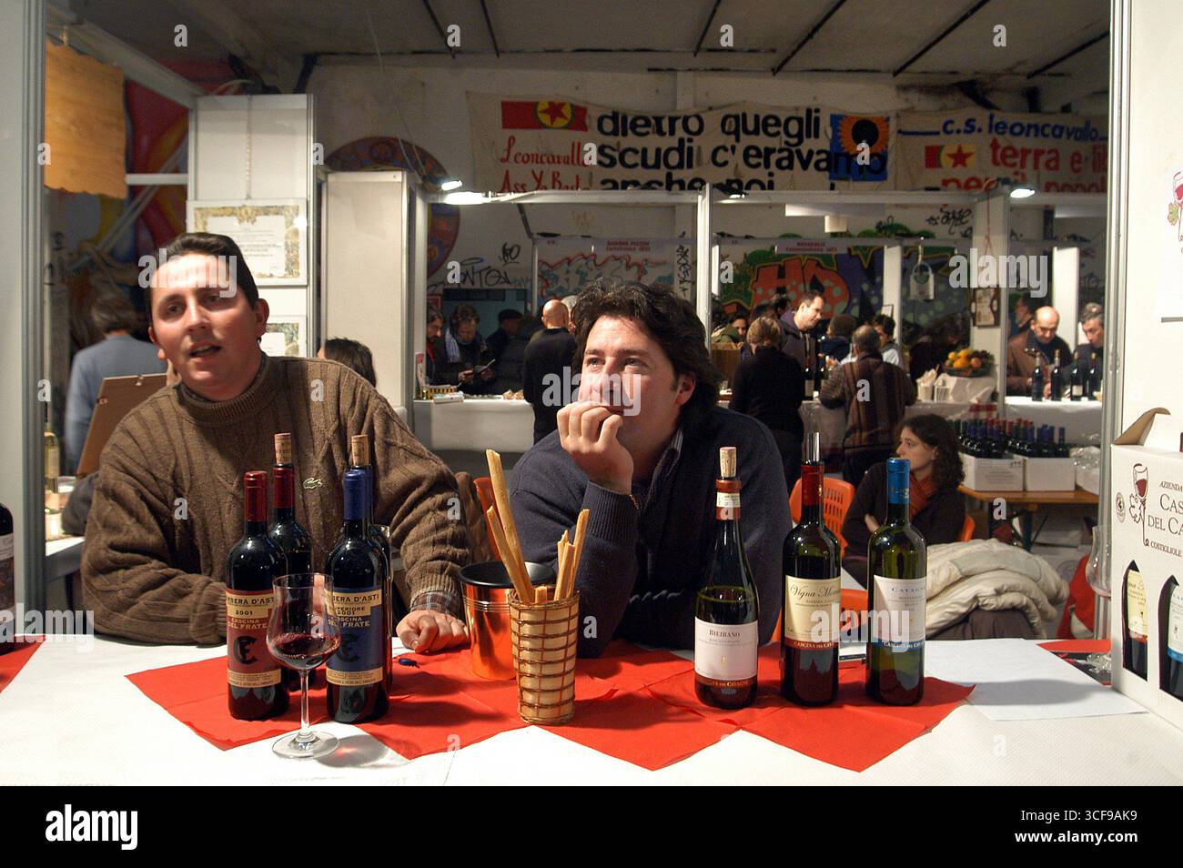 - centro sociale Leoncavallo, 'Critical Wine', mostra e mercato dei vini di piccoli produttori indipendenti....- centro sociale Leoncavallo, 'Critical Wine', mostra e mercato vini di piccoli produttori indipendenti Foto Stock