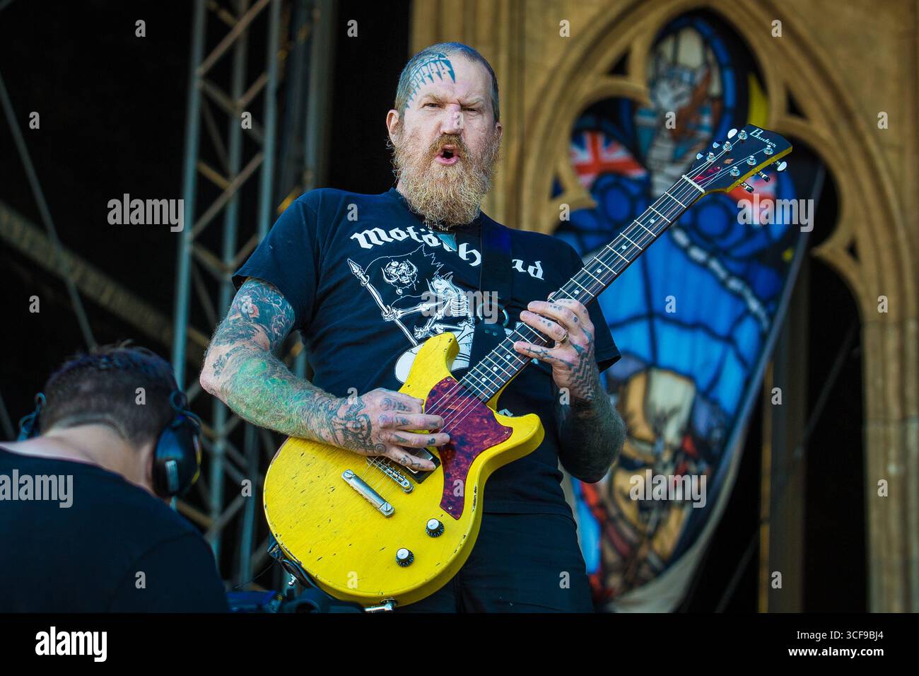 Brent Hinds dei Mastodon che suonano dal vivo Foto Stock