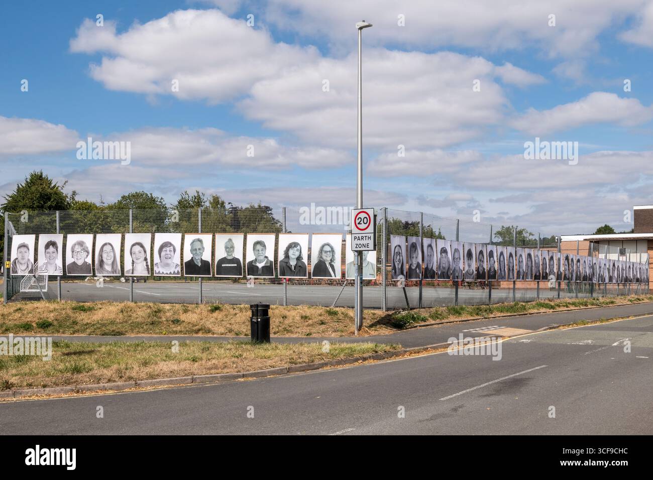 Una mostra di ritratti della comunità realizzati da giovani locali in mostra a Presteigne, Powys, Regno Unito, fino alla fine di agosto 2025. Fa parte del progetto Inside Out dell'artista francese JR, il più grande progetto d'arte partecipativa mondiale, e il primo in Galles. I ritratti sono stati creati da cultivate, un gruppo artistico giovanile locale gestito dal Sidney Nolan Trust e guidato dall'artista Emma Posey Foto Stock