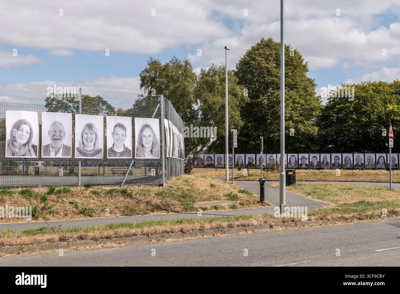 Una mostra di ritratti della comunità realizzati da giovani locali in mostra a Presteigne, Powys, Regno Unito, fino alla fine di agosto 2025. Fa parte del progetto Inside Out dell'artista francese JR, il più grande progetto d'arte partecipativa mondiale, e il primo in Galles. I ritratti sono stati creati da cultivate, un gruppo artistico giovanile locale gestito dal Sidney Nolan Trust e guidato dall'artista Emma Posey Foto Stock