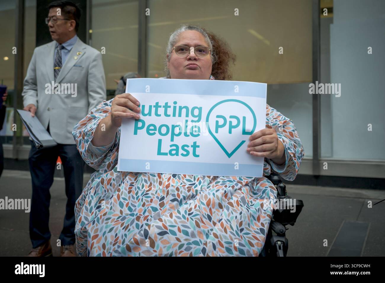 Avvocati, operatori del CDPAP e consumatori si sono riuniti il 21 agosto 2025 fuori dalla sala audizione del Senato dello Stato di New York al 250 Broadway a Manhattan, invitando il governatore Hochul ad adottare misure immediate per proteggere il programma di assistenza personale diretta ai consumatori di New York (CDPAP) dal collasso totale sotto la cattiva gestione delle partnership pubbliche LLC (PPL) e affinché il legislatore agisca in caso contrario, tra cui il ripristino della scelta dei consumatori mediante il ripristino della rete di provider locali affidabili e centri di vita indipendenti che hanno servito CDPAP con successo per decenni. (Foto di er Foto Stock