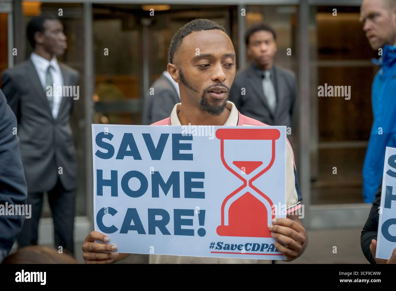 Avvocati, operatori del CDPAP e consumatori si sono riuniti il 21 agosto 2025 fuori dalla sala audizione del Senato dello Stato di New York al 250 Broadway a Manhattan, invitando il governatore Hochul ad adottare misure immediate per proteggere il programma di assistenza personale diretta ai consumatori di New York (CDPAP) dal collasso totale sotto la cattiva gestione delle partnership pubbliche LLC (PPL) e affinché il legislatore agisca in caso contrario, tra cui il ripristino della scelta dei consumatori mediante il ripristino della rete di provider locali affidabili e centri di vita indipendenti che hanno servito CDPAP con successo per decenni. (Foto di er Foto Stock