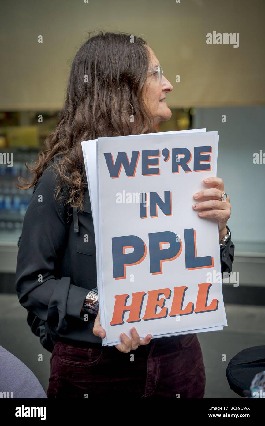 Avvocati, operatori del CDPAP e consumatori si sono riuniti il 21 agosto 2025 fuori dalla sala audizione del Senato dello Stato di New York al 250 Broadway a Manhattan, invitando il governatore Hochul ad adottare misure immediate per proteggere il programma di assistenza personale diretta ai consumatori di New York (CDPAP) dal collasso totale sotto la cattiva gestione delle partnership pubbliche LLC (PPL) e affinché il legislatore agisca in caso contrario, tra cui il ripristino della scelta dei consumatori mediante il ripristino della rete di provider locali affidabili e centri di vita indipendenti che hanno servito CDPAP con successo per decenni. (Foto di er Foto Stock