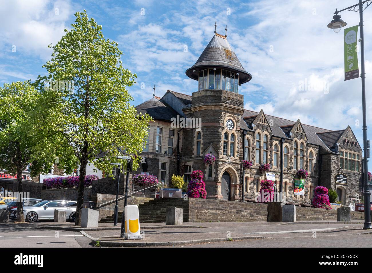 Twyn Community Centre, edificio municipale che ospita gli uffici e il luogo di incontro del comune di Caerphilly, Caerphilly, Galles del Sud, Regno Unito Foto Stock