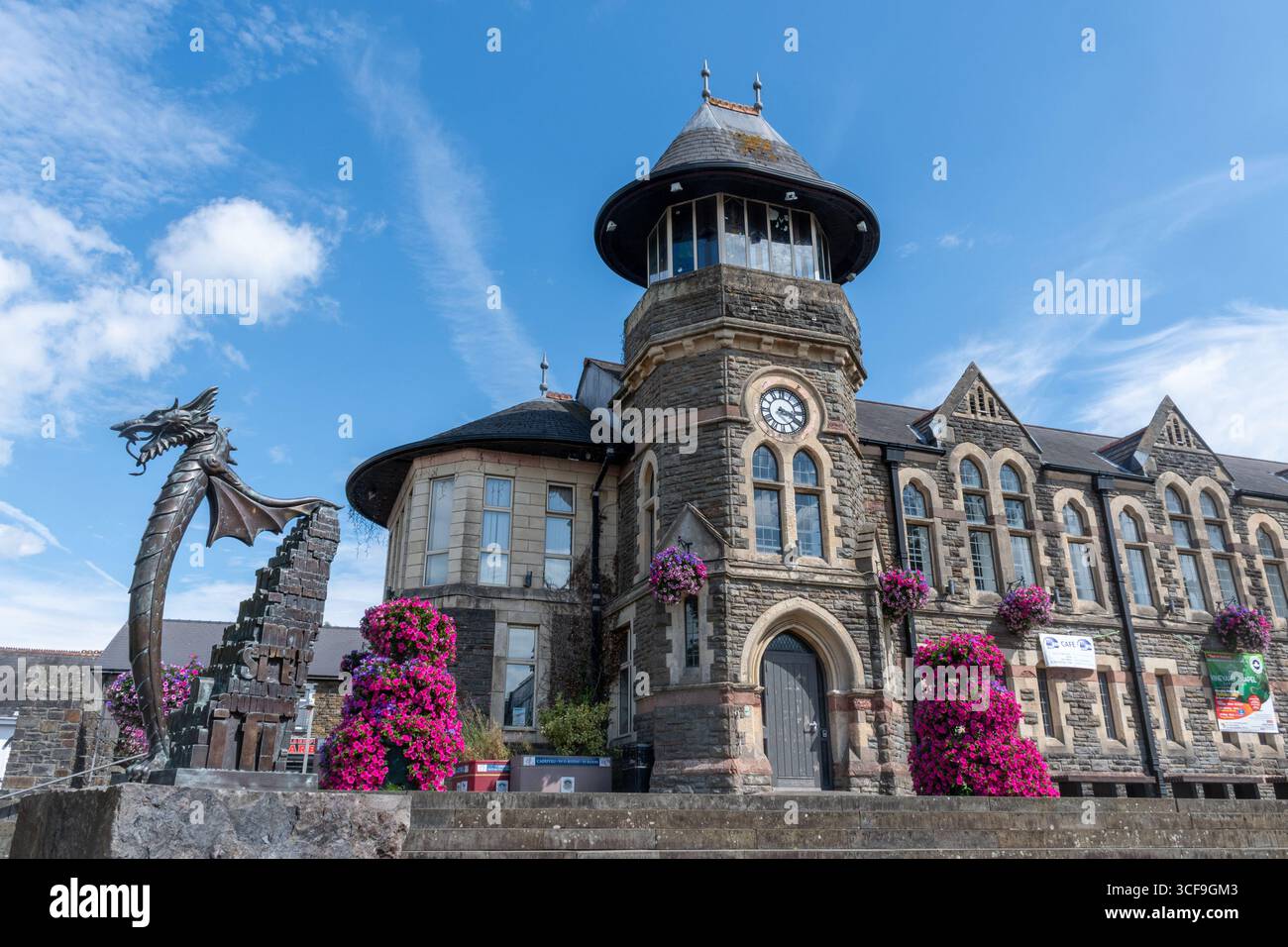 Twyn Community Centre, edificio municipale che ospita gli uffici e il luogo di incontro del comune di Caerphilly, Caerphilly, Galles del Sud, Regno Unito Foto Stock