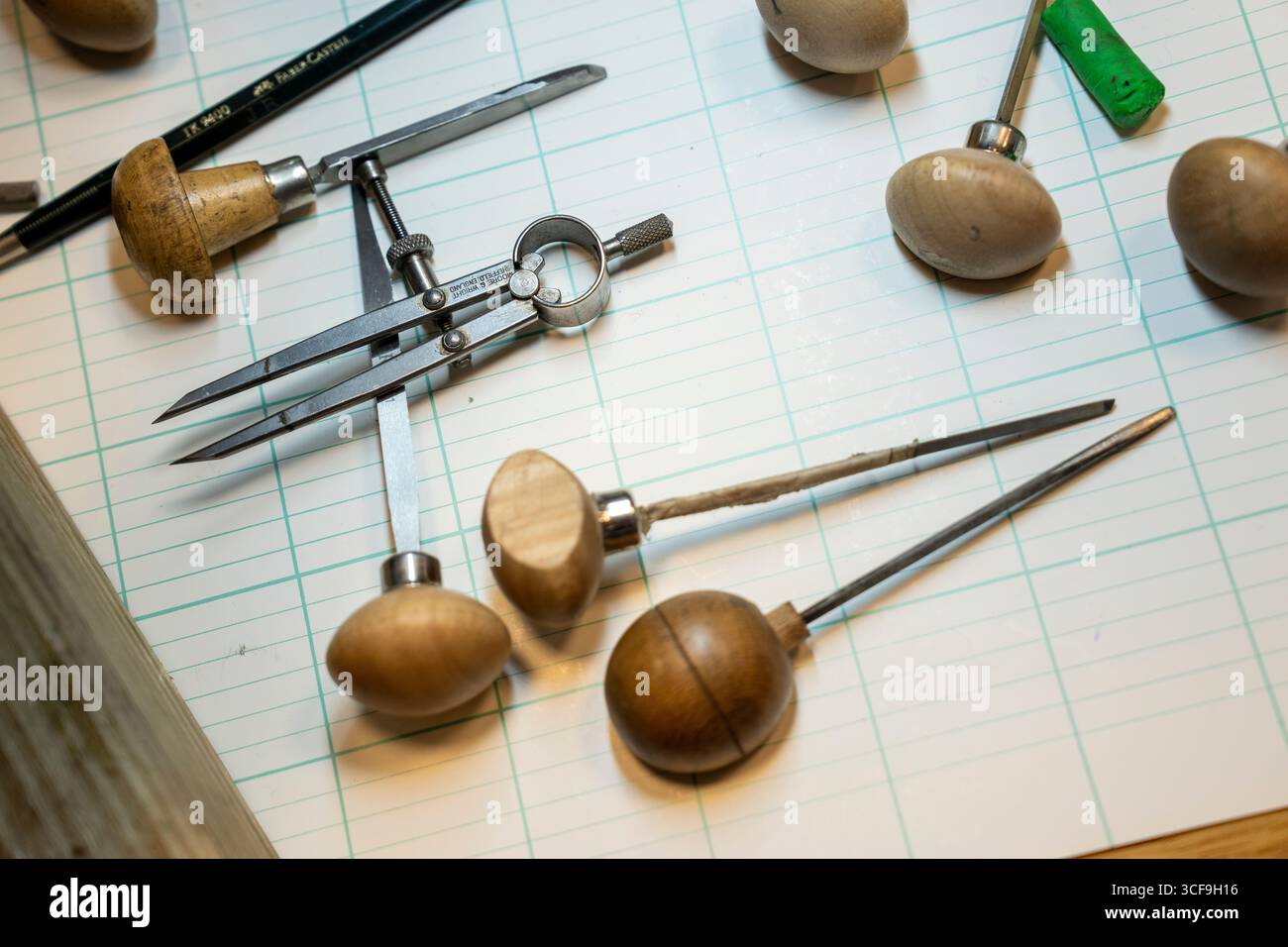 Gli strumenti dell'incisore attendono di essere utilizzati poiché i vari trofei sono pronti per le presentazioni ai Campionati 2025 di Wimbledon Foto Stock