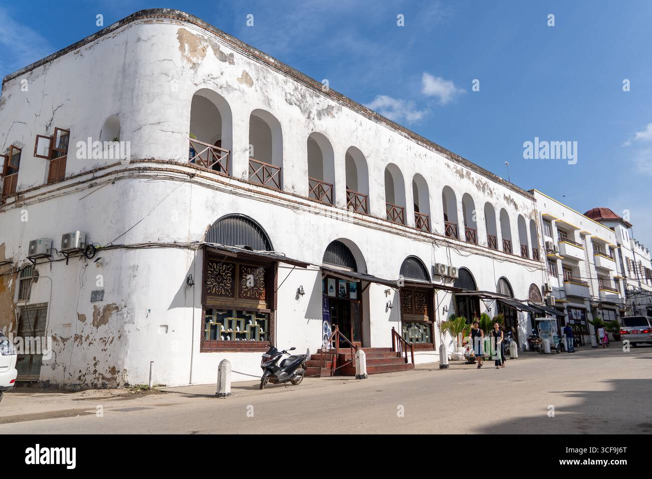 Edificio storico in stile coloniale a Stone Town, Zanzibar Foto Stock