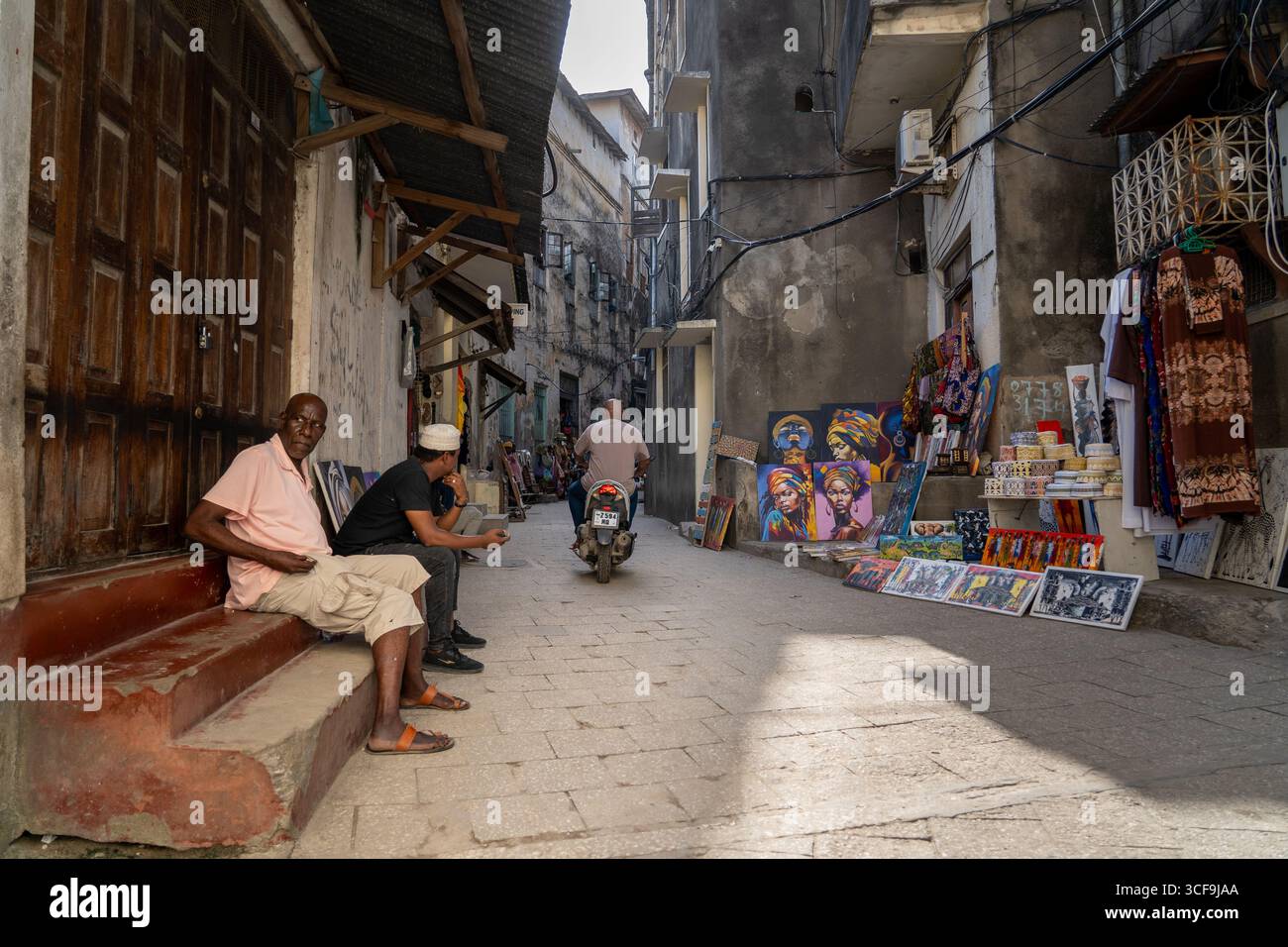 Vita di strada e mercato dell'arte a Stone Town, Zanzibar Foto Stock