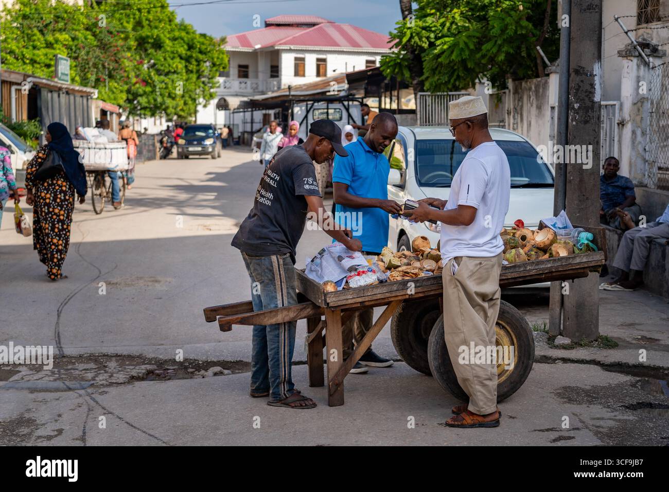 Street Coconut Vendor a Stone Town, Zanzibar, Tanzania Foto Stock