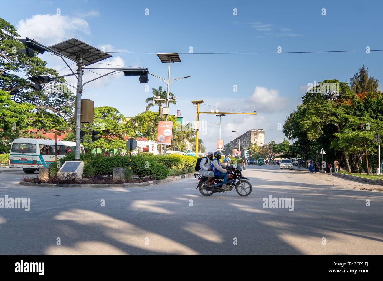 Motociclisti all'incrocio Traffic di Zanzibar, Tanzania Foto Stock
