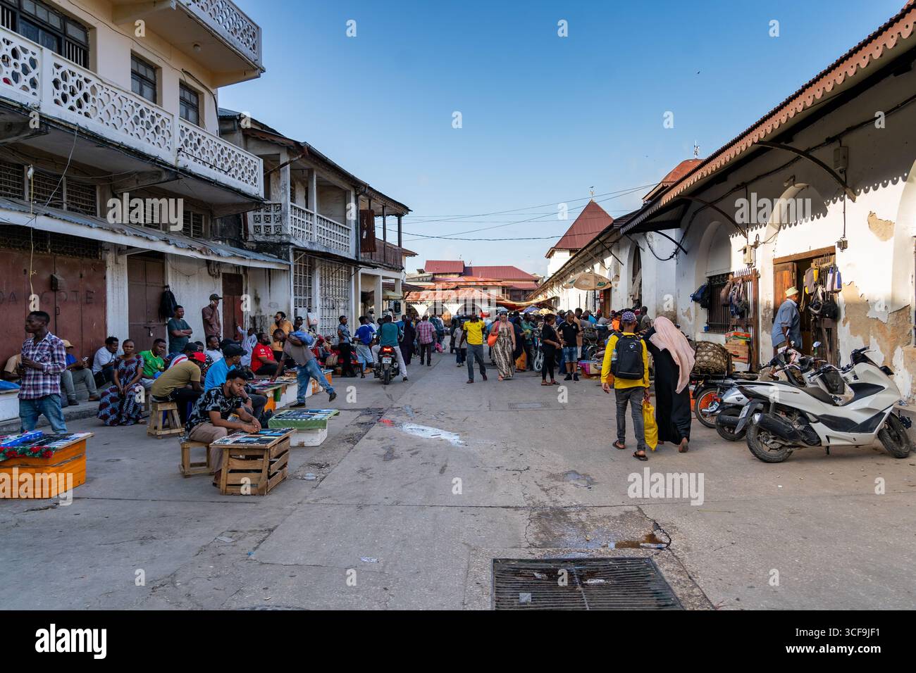 Affollata strada del mercato locale a Stone Town Zanzibar, Tanzania Foto Stock
