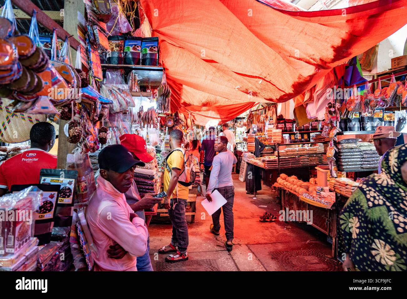Darajani Market bancarelle di spezie e cibo a Stone Town Zanzibar, Tanzania Foto Stock
