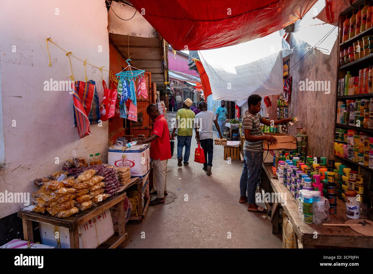 Darajani Market negozi e prodotti locali a Stone Town Zanzibar, Tanzania Foto Stock