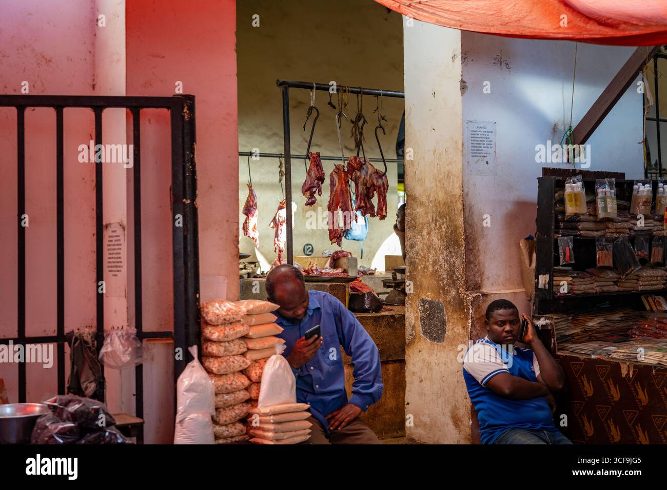 Darajani Market Butchery Scene in Stone Town Zanzibar, Tanzania Foto Stock