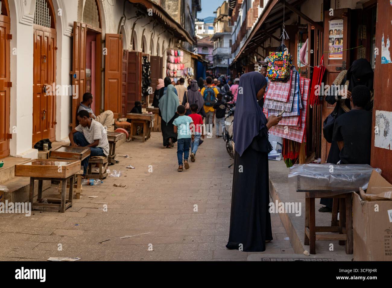 Vivace strada del mercato a Stone Town, Zanzibar Foto Stock